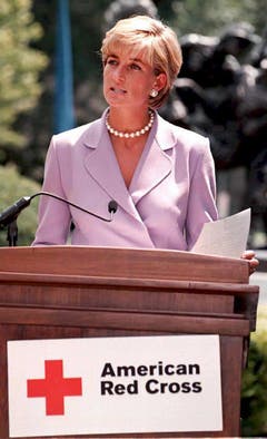 Prinzessin Diana spricht im Rot-Kreuz-Hauptquartier über die Landminen-Problematik. (Bild: John Stillwell/EPA (Washington, 17. Juni 1997))