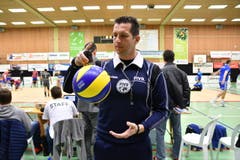 Der Schiedsrichter überprüft den Balldruck. (Bild: Manuel Nagel)