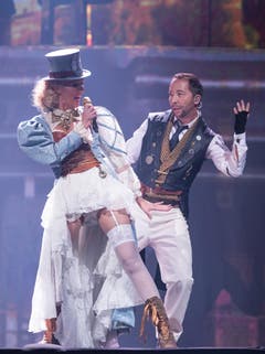 Spezielle Kostüme: DJ Bobo und seine Frau Nancy bei einem Konzert in Rust Anfang 2017. (Bild: Keystone)