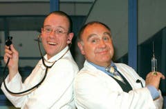 Erich Vock (links) und Jörg Schneider im Stück "Alles uf Chrankeschii" 1998 im Zürcher Bernhard-Theater. (Bild: Keystone)