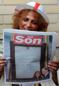 Die Boulevardzeitung «The Sun» hat ihren Namen nach der Geburt in «The Son» (der Sohn) umgeändert. (Bild: Keystone)