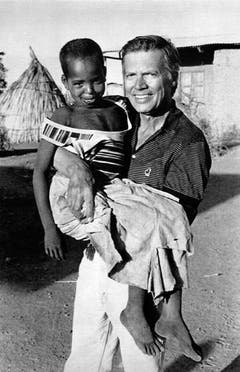 "Menschen für Menschen" hat in 30 Jahren rund 415 Millionen Euro gesammelt. Für sein humanitäres Engagement erhielt Karlheinz Böhm unter anderem das Bundesverdienstkreuz, den World Social Award, zwei Ehrendoktorwürden und den Balzan-Friedenspreis. (Bild: Keystone)