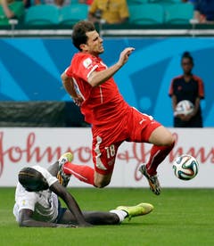 Admir Mehmedi wird gelegt. (Bild: Keystone)