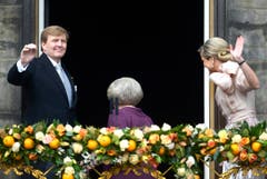Ihre Königliche Hoheit Prinzessin Beatrix geht, der neue König Willem-Alexander und Königin Maxima winken noch auf dem Balkon. (Bild: Keystone)