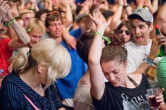Vor der Bühne wird getanzt. (Bild: Benjamin Manser)