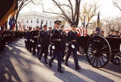 Beerdigungszeremonie für den ermordeten Präsidenten der USA am 24. November 1963. (Bild: Keystone)