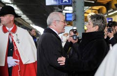 Gratulantin und Amtskollegin: Karin Keller-Sutter begrüsst Hans Altherr im Bahnhof St.Gallen. (Bild: Keystone)