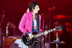 Gitarrist Ron Wood tritt in einer pinken Samtjacke auf. (Bild: WALTER BIERI (KEYSTONE))