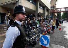 Ein Polizist schaut, dass sich niemand unbefugt ins Spital begibt. (Bild: Keystone)