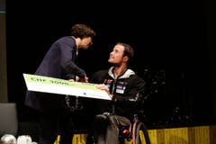 Regierungsrätin Monika Knill ehrt die zweite Thurgauer Sportlegende, Marcel Hug. (Bild: Donato Caspari)
