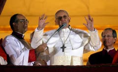 Papst Franziskus winkt den Menschen auf dem Petersplatz zu. (Bild: Keystone)