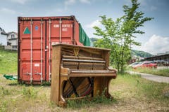 Klavierspielen im Lattich-Kulturquartier auf dem Güterbahnhof-Areal, quasi als Vorbote auf die Open-Air Saison. (Bild: Hanspeter Schiess)