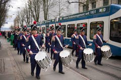 Musikalisch begleitet ging es durch die Strassen Zürichs. (Bild: Urs Jaudas)