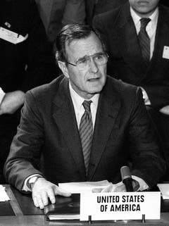 Nur vier Jahre im Amt war der 41. Präsident George Bush Hauptsächlicher Grund für seine Nichtwiederwahl war der Bruch seines Versprechens: "Read my lips: no more taxes". (Bild: Keystone)