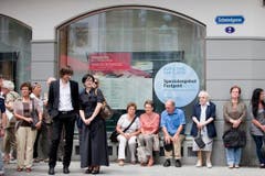 Schaulustige warten vor der Kirche St.Laurenzen auf das Eintreffen der geladenen Gäste. (Bild: Benjamin Manser)