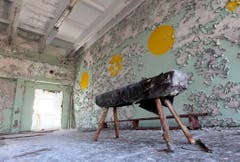 Eine verwaiste Turnhalle einer Schule nahe des Kernkraftwerkes. (Bild: Keystone)