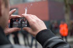 Ein Mann fotografiert die Rednerinnen der Rechten. (Bild: Ralph Ribi)