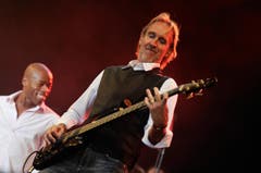 Mike Rutherford von Mike & The Mechanics (im Hintergrund der neue Sänger Andrew Roachford) greift in die Saiten... (Bild: Reto Martin)
