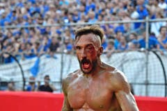 MANN, MAENNLICH, CALCIO, FIORENTINO, HISTORISCH, TRADITION, AMATEURE, MANN, OBERKOERPER, NACKT, SANDIG, SAND, SPIELPLATZ, GERANGEL, SCHMUTZIG, MAENNER, KOERPER, KAMPF, SIEG, SPIEL (Bild: Keystone)