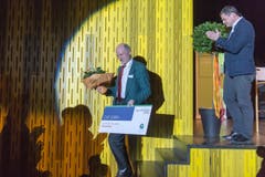 Der langjährige Sportredaktor der Thurgauer Zeitung, Ruedi Stettler, wurde ebenfalls ausgezeichnet, und zwar als Sportförderer des Jahres. Rechts TZ-Redaktionsleiter David Angst. (Bild: Michel Canonica)