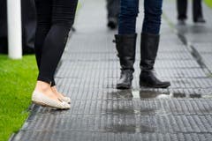 Nicht jeder hatte am CSIO das passende Schuhwerk dabei. (Bild: Urs Bucher)