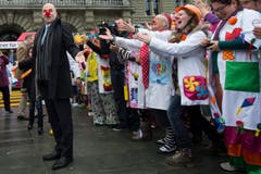 Bundesrat Alain Berset begrüsst die Spitalclowns vor dem Bundeshaus. (Bild: Keystone)