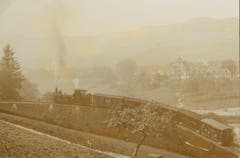 In den1890er-Jahren keucht ein Dampfzug durch die Ruckhaldekurve. Man beachte den hintersten, offenen Ausflugswagen. Im Hintergrund ist die Burg Waldegg zu erkennen. (Bild: Stadtarchiv der Ortsbürgergemeinde St.Gallen)