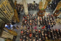Die Gäste treffen in der Kirche ein: Willem-Alexander wird als König eingesetzt. (Bild: Keystone)