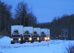Mit diesen Autos – beladen mit Transportboxen – wurden die Tiere in den Nationalpark gebracht. (Bild: Johane Janelle / ©Parks Canada Bison)