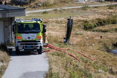 Rettungskräfte bei den Trümmern des verunglückten Militärhelikopters bei der Armeefestung Sasso da Pigna auf dem Gemeindegebiet Airolos. (Bild: Keystone)