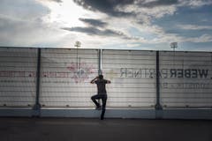 Eingeschränkte Sicht, dafür ist's gratis: Ein Zaungast während des Fussballspiels zwischen dem FC Wil und dem FC Zürich im Wiler Bergholz (30.7.2016). (Bild: Michel Canonica)
