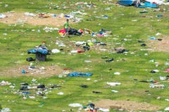 Helfer sammelten die zurückgelassenen Abfälle ein. (Bild: Benjamin Manser)