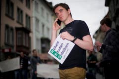 Demonstrieren und telefonieren in der St.Galler Altstadt. (Bild: Urs Jaudas)