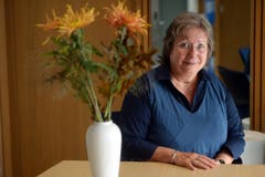 Kategorie Wissen: Esther Ott-Debrunner ist Rektorin des Bildungszentrum Wirtschaft Weinfelden. Die engagierte 63-Jährige hat für ihre Schule dieses Jahr als erste in der Schweiz das EFQM-Zertifikat "Recognized for Excellence" erlangt. (Bild: Nana do Carmo)