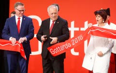 Johann Schneider-Ammann (Mitte) eröffnet symbolisch den Gotthardtunnel. Neben ihm stehen SBB CEO Andreas Meyer und Doris Leuthard. (Bild: RUBEN SPRICH / POOL (EPA REUTERS POOL))