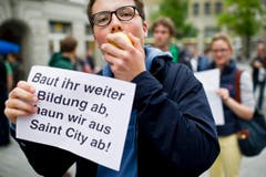 Die Studenten wollen nicht in den sauren Apfel beissen. (Bild: Keystone)