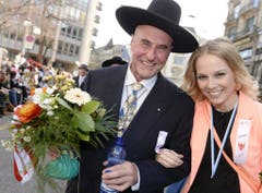 Mit Anwalt Valentin Landmann beim traditionellen Zug der Zünfte am Zürcher Sechseläuten im April 2013. (Bild: Keystone)