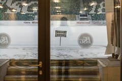 Hier spielt im Moment niemand Fussball: Blick auf den schneebedeckten Rasen des Kybunparks in St.Gallen. (Bild: Hanspeter Schiess)