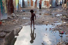 Die Ruhe vor dem Sturm in einem Slum in Port-au-Prince. Wie gut sind die Menschen hier vor der enormen Kraft des Sturmes geschützt? (Bild: Keystone)