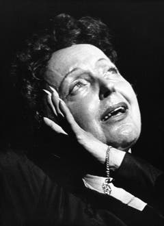 So kannte man Edith Piaf: leidenschaftlich und ausdrucksstark. Das Bild stammt von einem Auftritt in Reims im Jahre 1962. (Bild: Keystone)