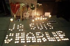 In San Francisco haben Menschen mit Kerzen "Je suis Charlie" geschrieben. (Bild: Keystone)