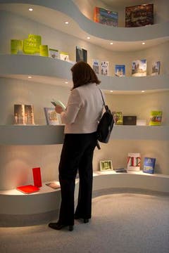 Informationen über Gallus und St.Gallen für die interessierte Besucherin. (Bild: Benjamin Manser)