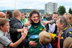 Brühls Marc Zellweger kämpft sich durch die jubelnden Fans. (Bild: Urs Bucher)