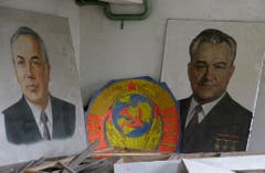 Die Porträts früherer Sowjetführer sind mit radioaktivem Staub überzogen. (Bild: Keystone)
