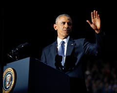 Noch einmal schlägt die Hand in so typischer Weise von der Seite gegen das Rednerpult. Ein sicheres Zeichen: Obamas Rede ist zu Ende. (Bild: Pablo Martinez Monsivais / AP)