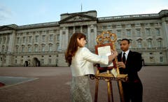 Die Pressesekretärin der Queen, Ailsa Anderson und Fusssoldat Badar Azim stellen vor dem Buckingham Palace das Geburtsdokument auf. (Bild: Keystone)
