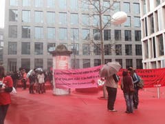 Die Linken stellten Transparente auf. (Bild: Ralph Ribi)