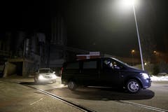 Ein Leichenwagen verlässt am Mittwochabend das Firmengelände der Kronospan in Menznau. (Bild: Manuela Jans / Neue LZ)