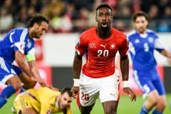 Chance vertan: Johan Djourou ärgert sich über die verschossenen Tormöglichkeit. (Bild: Keystone)