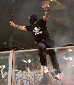 Furchterregend: Ivan Bogdanov, auch bekannt als "Ivan, der Schreckliche", dirigiert die serbischen Fans im Herbst 2010 beim später abgebrochenen Auswärtsmatch in Italien. (Bild: Keystone)